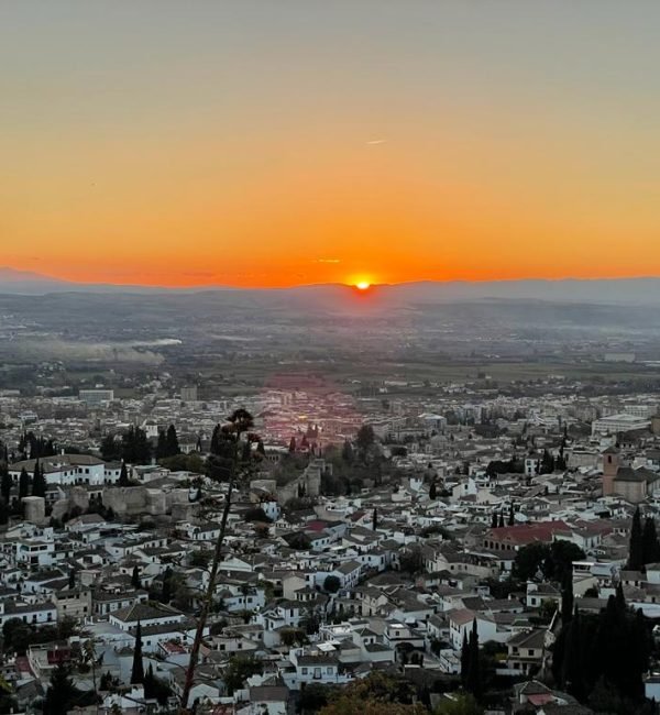 Vista panorámica de Granada al atardecer, mostrando la densidad urbana afectada por la nueva limitación de viviendas turísticas (VUT).